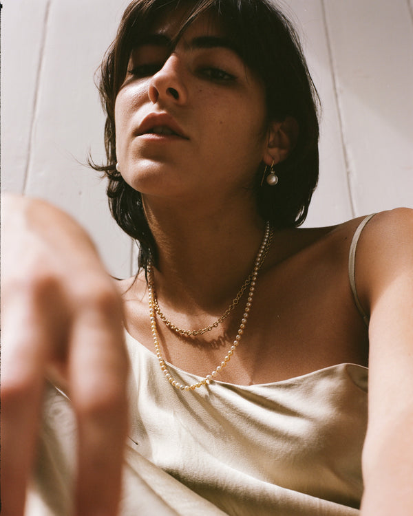 maya-selway-golden-thread-18ct-gold-necklace-on-model