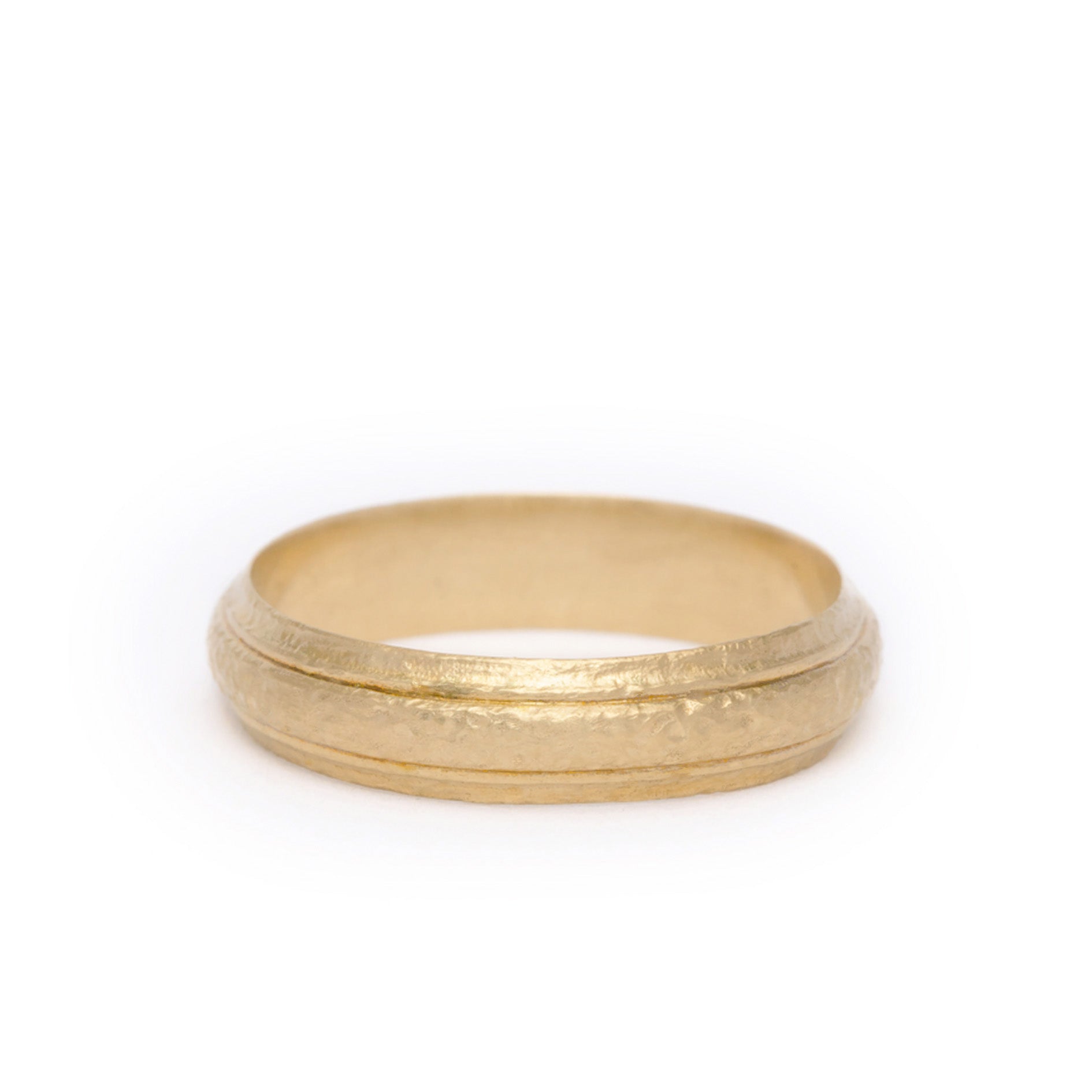 maya selway mable's table band 4mm, textured 18ct yellow gold