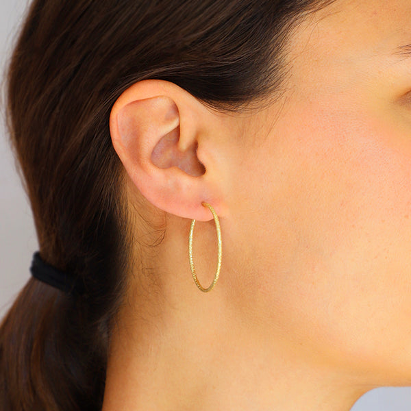maya selway on body scattered hoops 30mm 18ct yellow gold